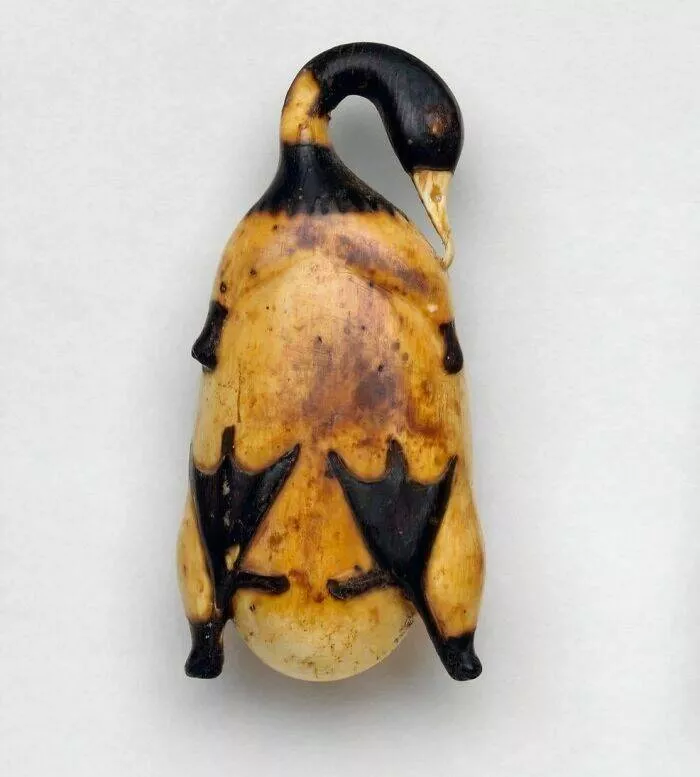 Merveilles anciennes qui nous emerveillent encore aujourdhui - #36 Petit récipient cosmétique en forme de canard, de l'Égypte ancienne. Nouvel Empire, 18e dynastie, période d'Amarna, 1353-1327 av. J.-C.