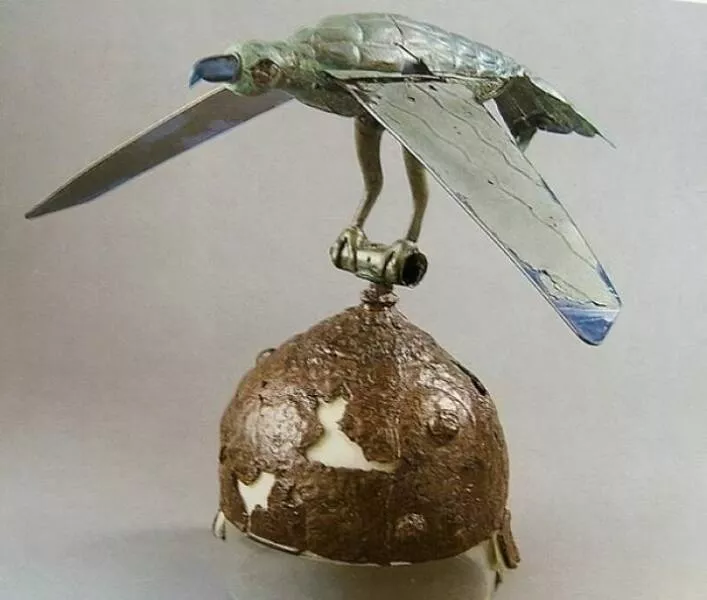 Merveilles anciennes qui nous emerveillent encore aujourdhui - #39 Le casque de Ciumesti est un casque celtique de l'âge du fer orné d'un totem de corbeau