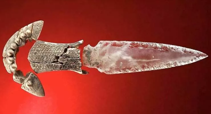 Merveilles anciennes qui nous emerveillent encore aujourdhui - #40 Dague en cristal de roche vieille de 5 000 ans provenant d'Espagne