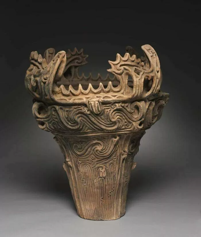 Merveilles anciennes qui nous emerveillent encore aujourdhui - #41 Vers 2500 av. J.-C., un récipient de cuisson en forme de flamme (Ka'en Doki) du Japon ancien Merveilles anciennes qui nous emerveillent encore aujourdhui - #41 Vers 2500 av. J.-C., un récipient de cuisson en forme de flamme (Ka'en Doki) du Japon ancien