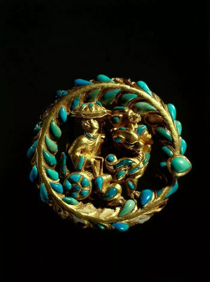 Merveilles anciennes qui nous emerveillent encore aujourdhui - #43 Cette remarquable boucle en or, ornée d'incrustations en turquoise, offre un aperçu fascinant de la riche fusion culturelle de l'ancienne Bactriane Merveilles anciennes qui nous emerveillent encore aujourdhui - #43 Cette remarquable boucle en or, ornée d'incrustations en turquoise, offre un aperçu fascinant de la riche fusion culturelle de l'ancienne Bactriane