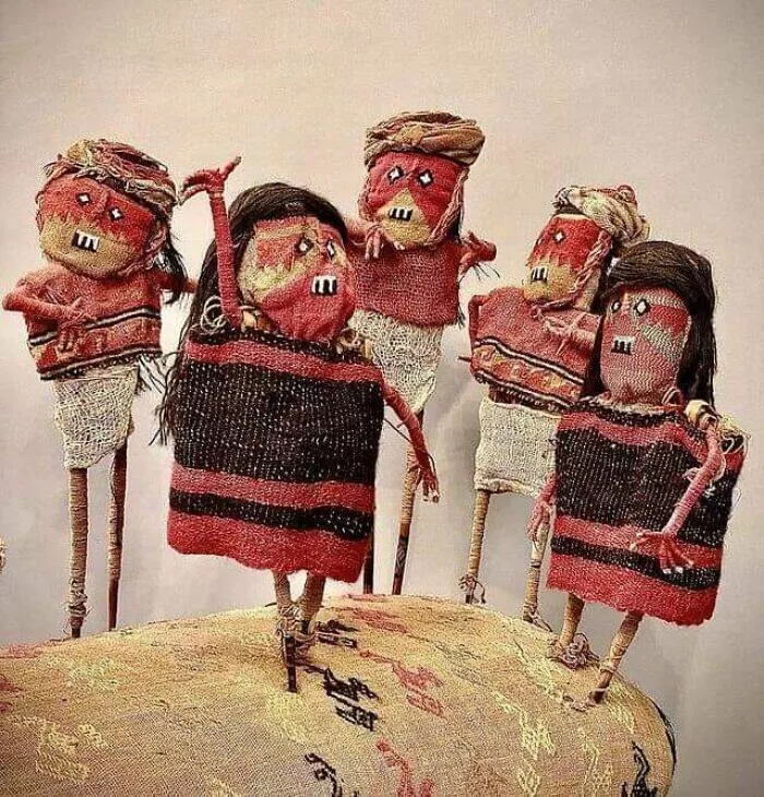Merveilles anciennes qui nous emerveillent encore aujourdhui - #46 Groupe de poupées disposées dans une scène cérémoniale, provenant d'une tombe sèche. Pérou, culture Chancay, vers 900-1400 après J.-C. Merveilles anciennes qui nous emerveillent encore aujourdhui - #46 Groupe de poupées disposées dans une scène cérémoniale, provenant d'une tombe sèche. Pérou, culture Chancay, vers 900-1400 après J.-C.