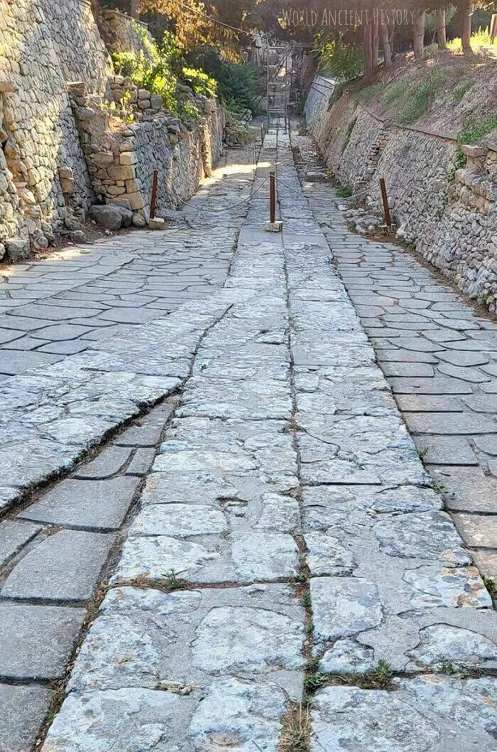 Merveilles anciennes qui nous emerveillent encore aujourdhui - #47 Route minoenne vieille de plus de 3500 ans, la plus ancienne route d'Europe Merveilles anciennes qui nous emerveillent encore aujourdhui - #47 Route minoenne vieille de plus de 3500 ans, la plus ancienne route d'Europe