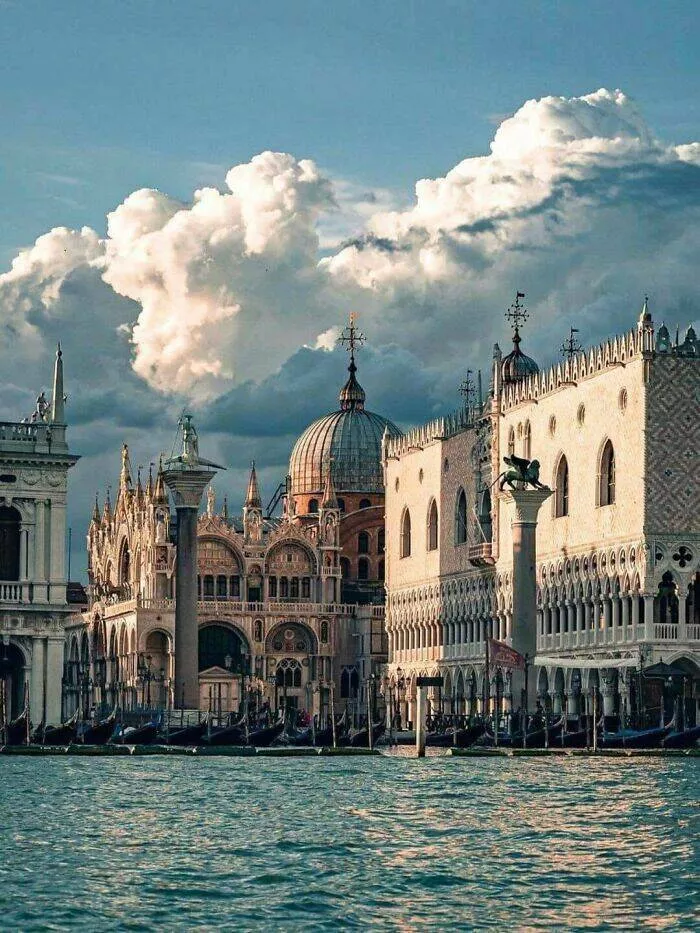 Merveilles anciennes qui nous emerveillent encore aujourdhui - #48 Le Bacino di San Marco, décoré sur la Piazza San Marco avec la cathédrale et le palais ducal Merveilles anciennes qui nous emerveillent encore aujourdhui - #48 Le Bacino di San Marco, décoré sur la Piazza San Marco avec la cathédrale et le palais ducal