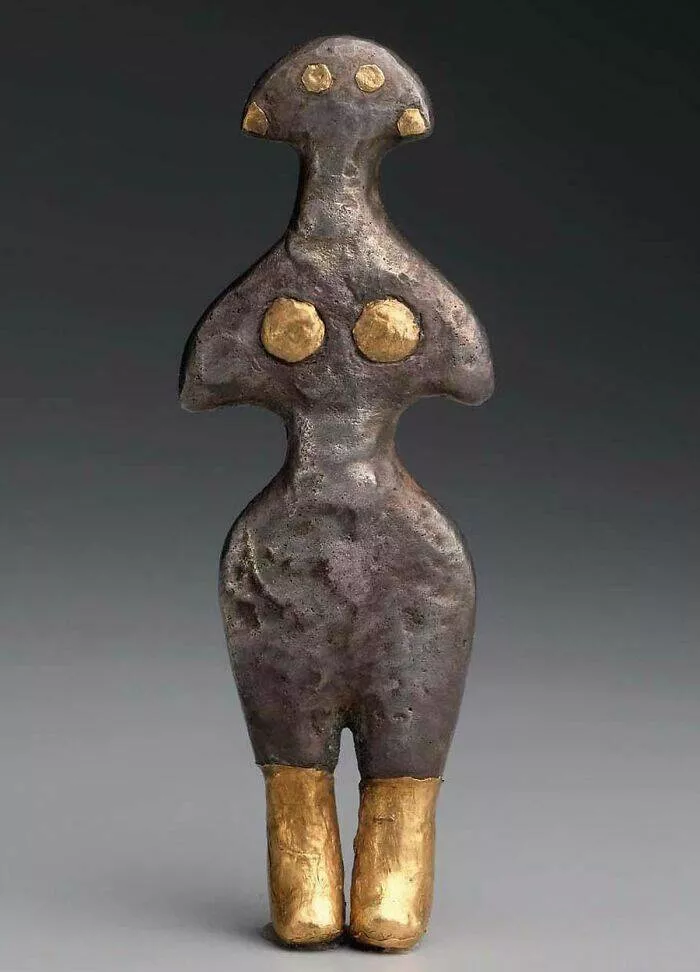 Merveilles anciennes qui nous emerveillent encore aujourdhui - #49 Figurine en argent de déesse avec des accents en or. Alacahyk, province de Corum, Turquie, 2500-2300 av. J.-C. Merveilles anciennes qui nous emerveillent encore aujourdhui - #49 Figurine en argent de déesse avec des accents en or. Alacahyk, province de Corum, Turquie, 2500-2300 av. J.-C.