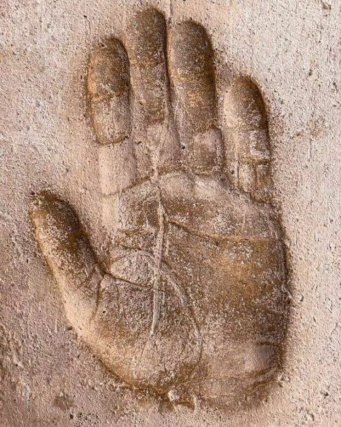 Merveilles anciennes qui nous emerveillent encore aujourdhui - #50 Une brique romaine de Cherchell, en Algérie, avec une empreinte de main humaine vieille de 2000 ans. Merveilles anciennes qui nous emerveillent encore aujourdhui - #50 Une brique romaine de Cherchell, en Algérie, avec une empreinte de main humaine vieille de 2000 ans.