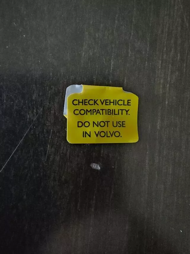 Photos intrigantes qui eveilleront votre curiosite - #10 Mon nouveau clip de ceinture de sécurité est venu avec un autocollant déconseillant spécifiquement son utilisation dans les Volvo
