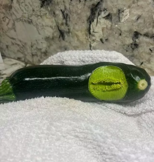 Photos intrigantes qui eveilleront votre curiosite - #12 Une partie de la peau de cette courgette ne s'est pas formée correctement