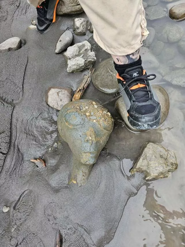 Photos intrigantes qui eveilleront votre curiosite - #3 J'ai découvert une tête de statue extraterrestre dans un lit de rivière