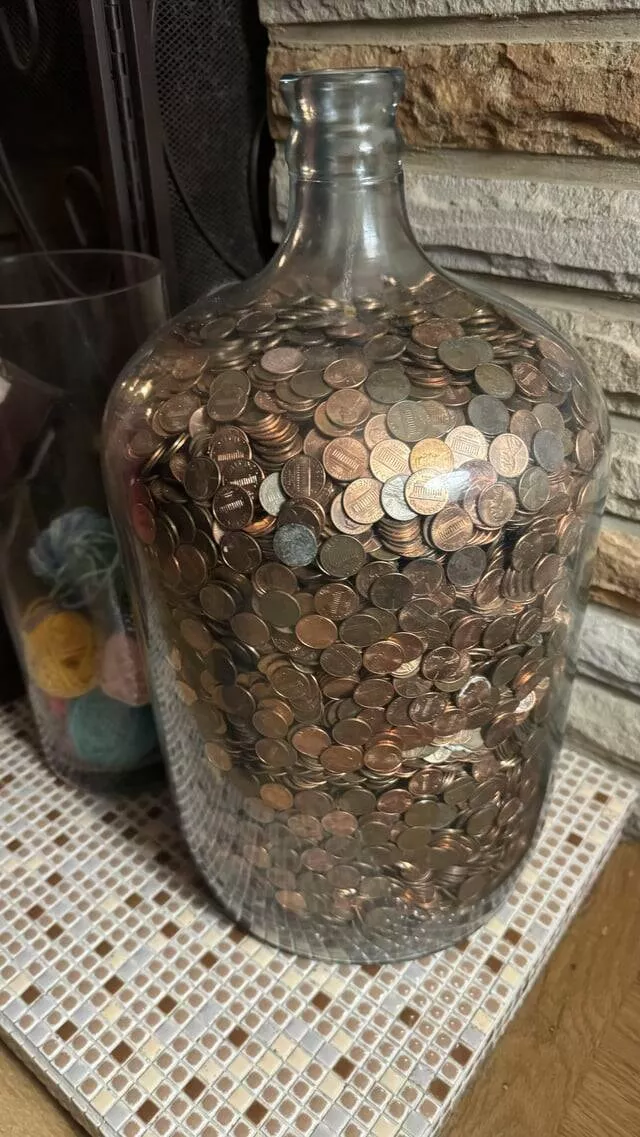 Photos intrigantes qui eveilleront votre curiosite - #40 Une vieille carafe en verre pleine de pièces de monnaie que j'ai trouvée chez mes grands-parents