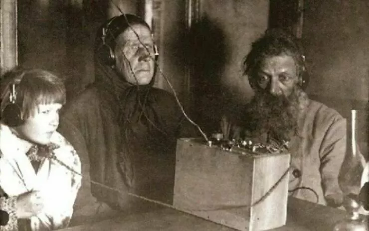 Unveiling hidden histories rare photos that tell untold stories - #27 Soviet Peasants Listen To The Radio For The First Time, 1928