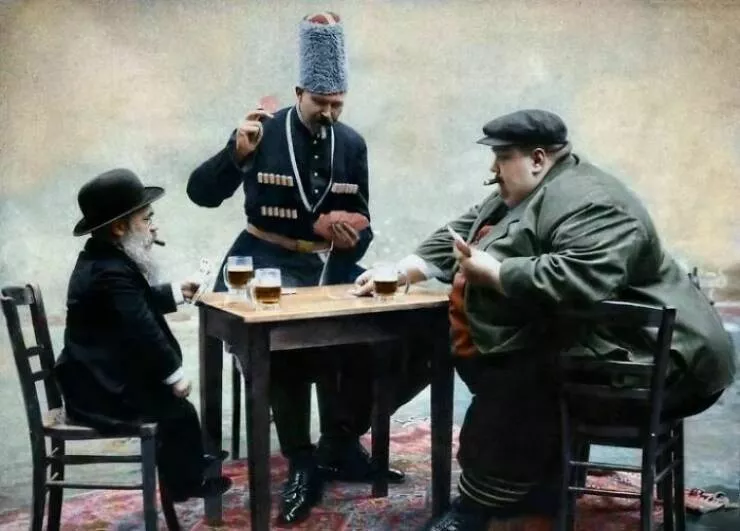 Unveiling hidden histories rare photos that tell untold stories - #30 The Tallest (Cornelius Bruns), Shortest And Fattest (Cannon Colossus) Man Of Europe Playing A Game Of Cards, 1913