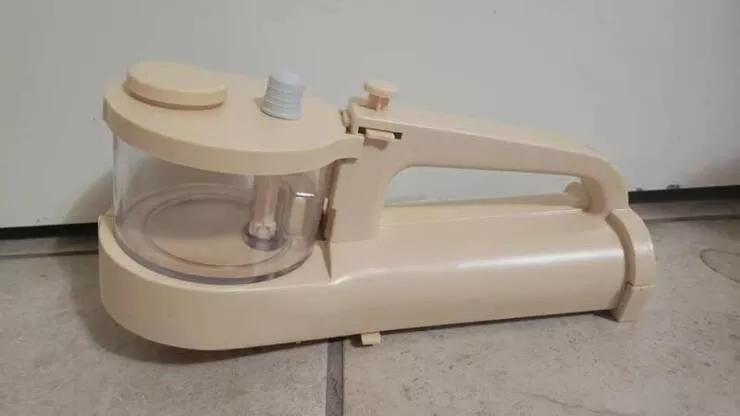 Strange objects solved by internet sleuths - #15 This vintage-looking plastic gadget: