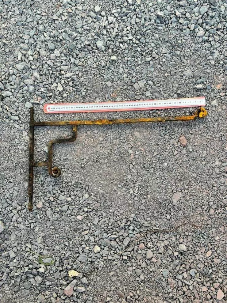 Strange objects solved by internet sleuths - #8 This long metal piece with a decorative hook:
