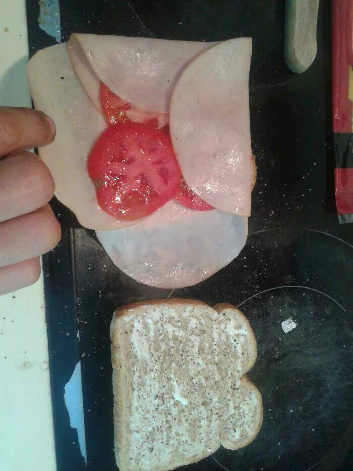 Astuces culinaires savoureuses et ingenieuses que tout le monde adore - #11 Après 28 ans de sandwichs à la tomate, j'ai enfin trouvé le meilleur moyen de garder mes tomates en place. Peut-être que cela vous aidera aussi !