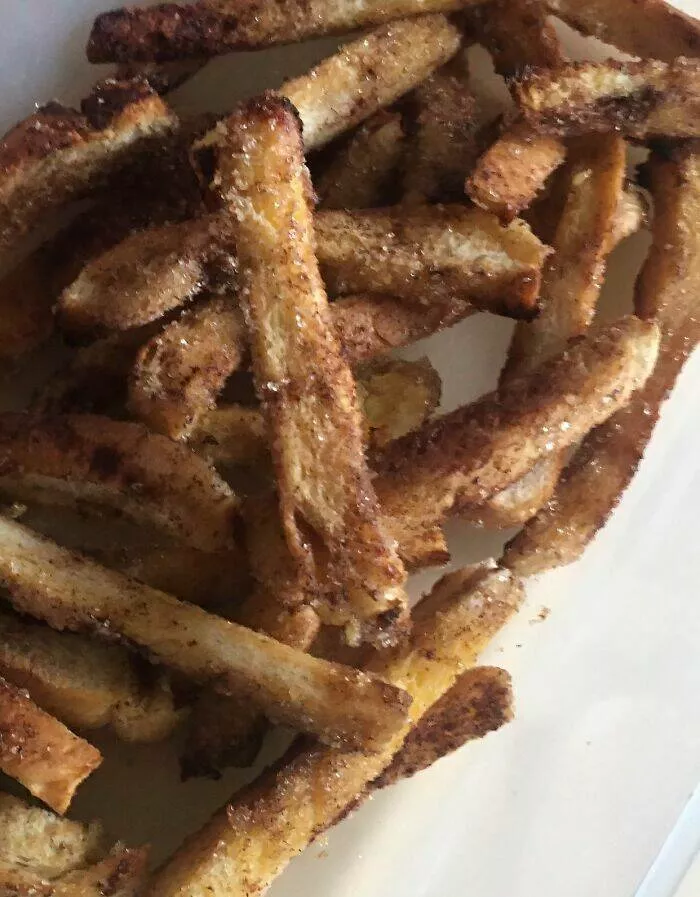 Astuces culinaires savoureuses et ingenieuses que tout le monde adore - #14 Vous n'aimez pas la croûte du pain ? Badigeonnez-la de beurre fondu, saupoudrez de cannelle et faites-la cuire jusqu'à ce qu'elle devienne croustillante pour obtenir de délicieuses chips à la cannelle