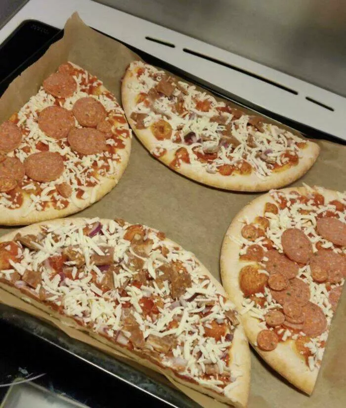 Savory and ingenious food hacks everyones raving about - #16 Two frozen pizzas on one tray? No problem