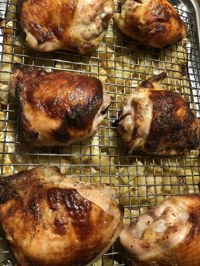 Astuces culinaires savoureuses et ingenieuses que tout le monde adore - #17 Faites cuire des cuisses de poulet sur une grille au-dessus de tranches de pommes de terre dans une seule poêle