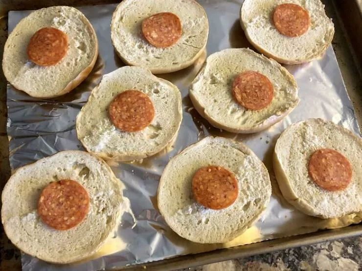 Savory and ingenious food hacks everyones raving about - #18 Place pepperoni over bagel holes when making homemade pizza bagels. It prevents cheese from sticking to the pan and gives more surface area for toppings