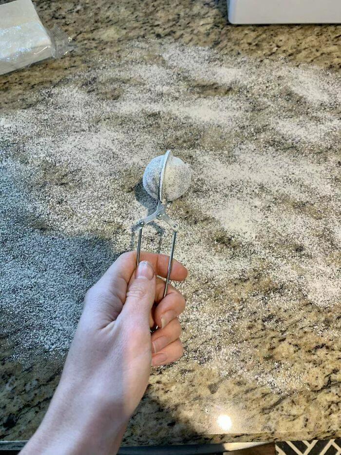 Astuces culinaires savoureuses et ingenieuses que tout le monde adore - #20 Utilisez un infuseur à thé à feuilles détachables pour saupoudrer uniformément de la farine, de la fécule de maïs ou du sucre glace sur vos surfaces de cuisson
