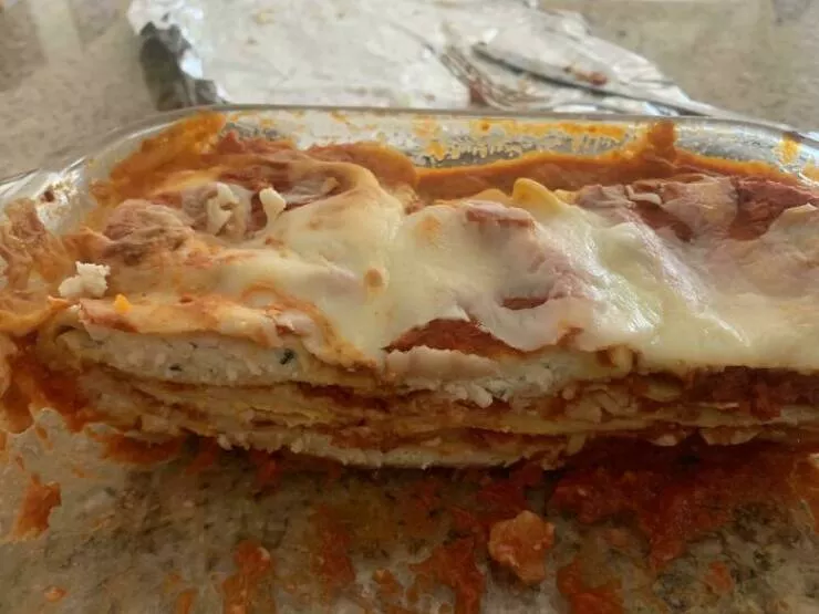 Astuces culinaires savoureuses et ingenieuses que tout le monde adore - #22 Je l'appelle Lasagne Paresseuse : superposez des raviolis surgelés avec de la sauce et de la mozzarella, puis faites cuire au four. Est-ce que quelqu'un fait ça aussi ?
