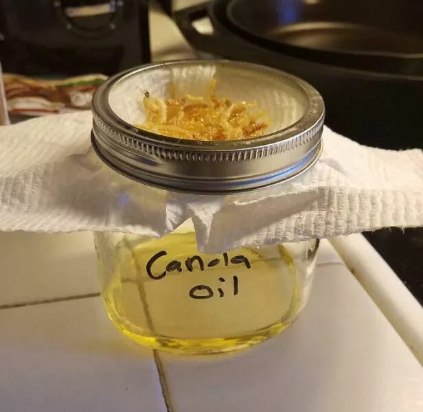 Astuces culinaires savoureuses et ingenieuses que tout le monde adore - #23 C'est dommage que ce ne soit que dans des moments désespérés que je réutilise l'huile de cuisson. Cette méthode de filtration me vient de ma grand-mère. Je riais autrefois de tout ce qu'elle réutilisait. Merci, Mamie