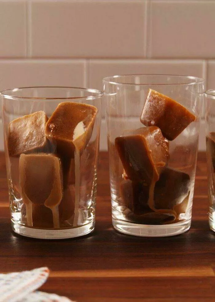 Astuces culinaires savoureuses et ingenieuses que tout le monde adore - #24 Congeler du café dans des bacs à glaçons et utilisez ces glaçons de café dans votre café glacé au lieu de glaçons classiques.