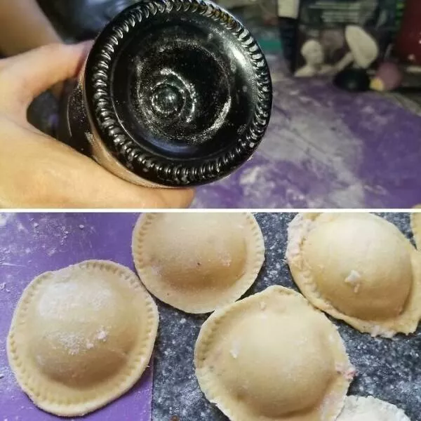 Astuces culinaires savoureuses et ingenieuses que tout le monde adore - #6 Nouvel arrivant sur le forum, donc désolé si c'est déjà connu, mais le fond d'une bouteille de J. Lohr (ou de toute bouteille de forme similaire) est parfait pour presser des raviolis faits maison