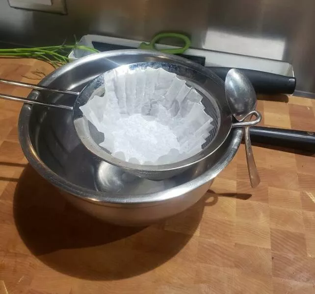 Savory and ingenious food hacks everyones raving about - #7 Use a spoon to stabilize your strainer
