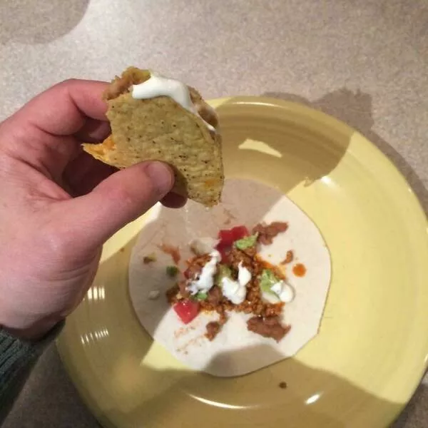 Astuces culinaires savoureuses et ingenieuses que tout le monde adore - #9 Pour obtenir un deuxième taco, placez un taco dur dans une tortilla souple