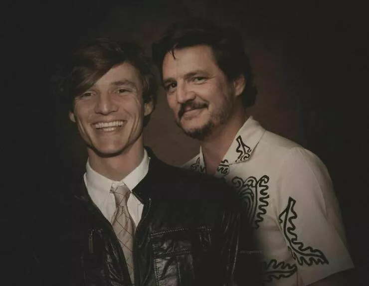 Rencontres etoilees les celebrites face a leur jeune moi - #33 Pedro Pascal Rencontres etoilees les celebrites face a leur jeune moi - #33 Pedro Pascal