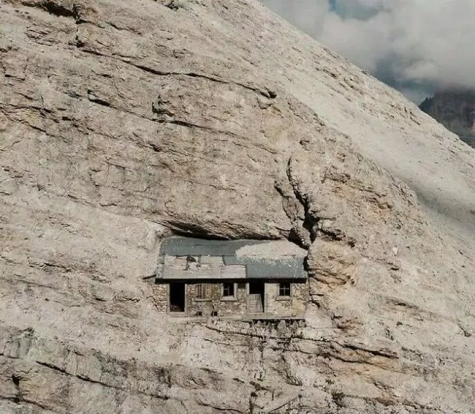 Unusual and bizarre buildings from around the globe - #6 Alpine Refuge From World War I, 2760 Meters High On Monte Cristallo, Italy