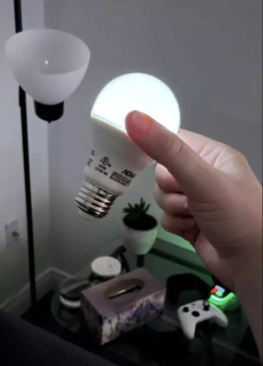 Photos effrayantes qui hantent vos reves - #27 Ampoule Étrange - Cette ampoule qui reste allumée, même si elle a été dévissée et n'est branchée à rien.