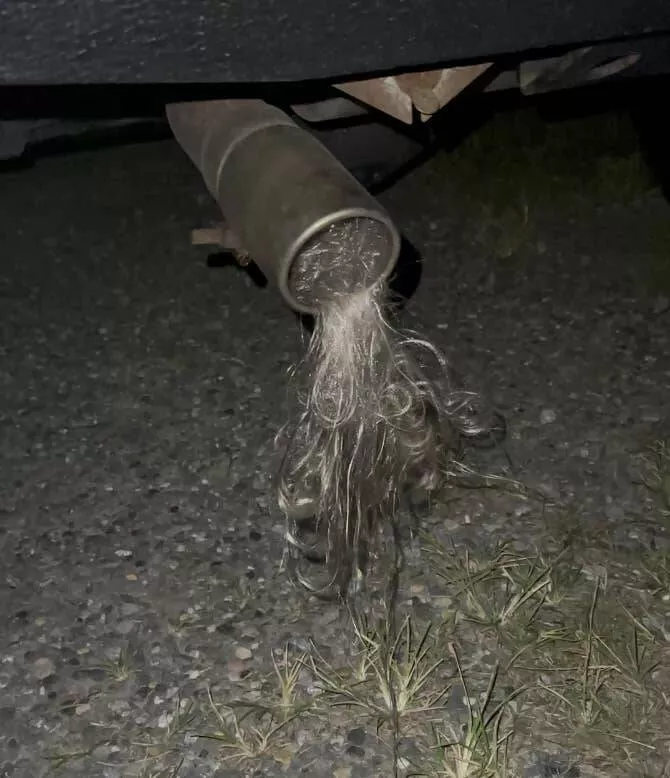 Photos effrayantes qui hantent vos reves - #29 Cheveux de Voiture - Ces mèches de cheveux venant du pot d'échappement d'une voiture, qui me mettent extrêmement mal à l'aise !