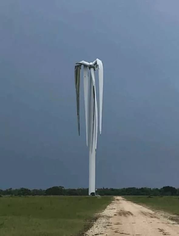 Chilling photos that will haunt your dreams - #3 Wind Turbine's Defeat - A wind turbine that looks like it has completely given up. Chilling photos that will haunt your dreams - #3 Wind Turbine's Defeat - A wind turbine that looks like it has completely given up.