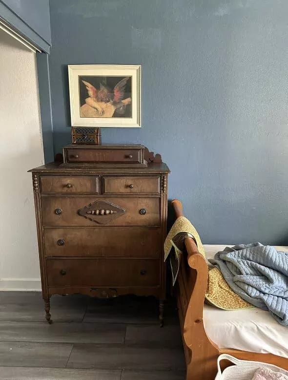 Photos effrayantes qui hantent vos reves - #31 Commode Suspecte - Cette commode qui, je dois l'admettre, semble un peu suspecte.