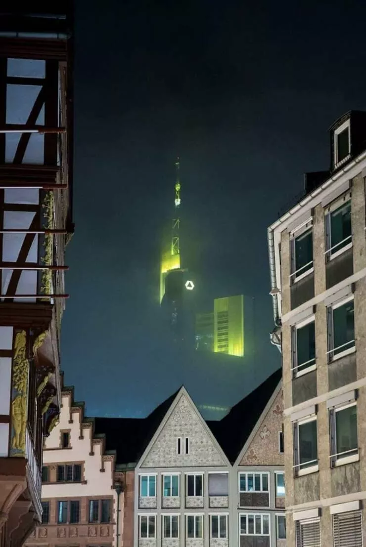 Photos effrayantes qui hantent vos reves - #34 Banque Menaçante - Cette banque éclairée de manière menaçante qui ressemble au quartier général international/non-secret de Doofenshmirtz Evil Incorporated.