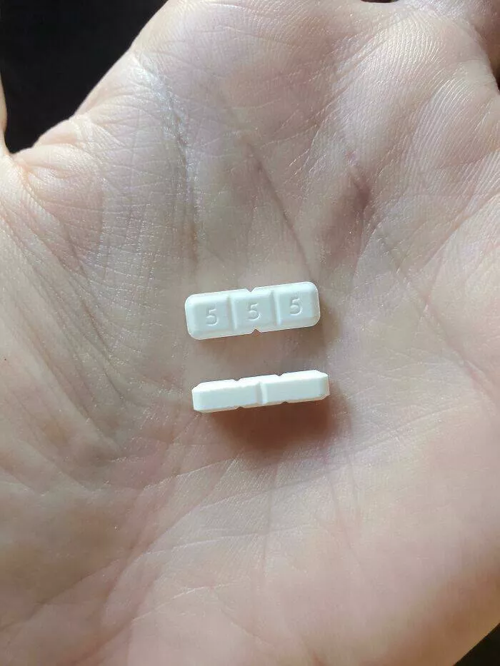 Moments de design parfait qui sont devenus viraux - #13 Comprimé fractionnable - Ce comprimé peut être divisé en doses de 5 mg ou 7,5 mg selon le côté que vous cassez.