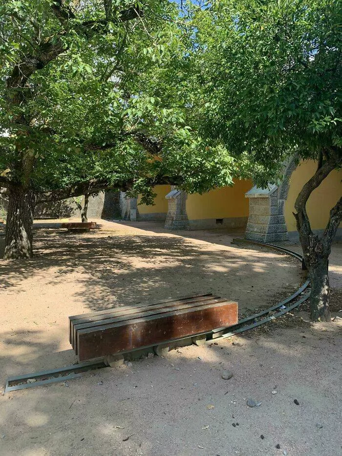 Moments de design parfait qui sont devenus viraux - #17 Rails pour ombre - Les bancs de ce parc sont équipés de rails en dessous pour que vous soyez toujours à l'ombre.