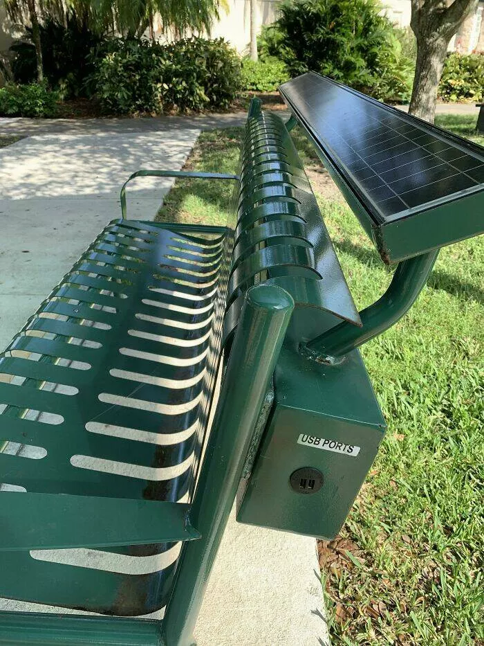 Moments de design parfait qui sont devenus viraux - #21 Banc solaire avec ports USB pour recharger - Un banc solaire équipé de ports USB pour charger des appareils.