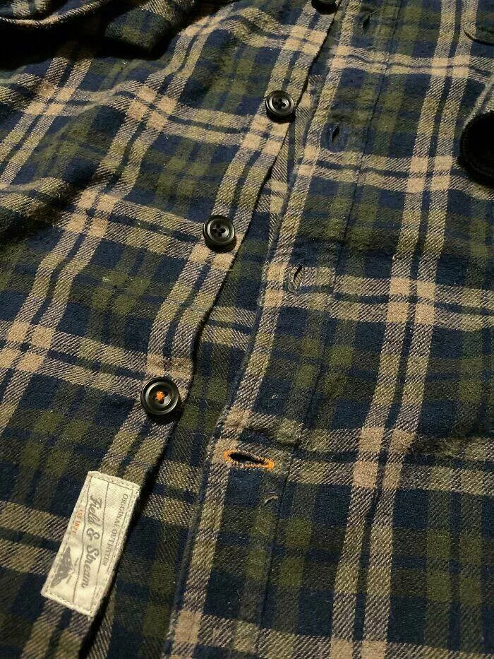 Moments de design parfait qui sont devenus viraux - #24 Bouton de repérage sur une chemise en flanelle - Cette chemise en flanelle a un fil orange sur la dernière boutonnière pour éviter de mal aligner les boutons.