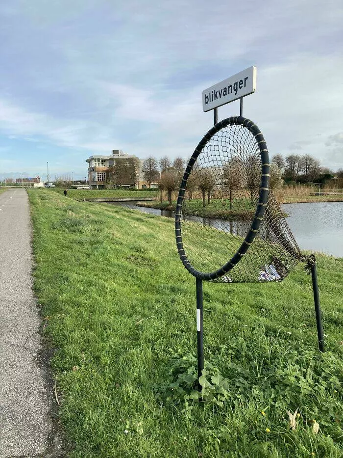 Moments de design parfait qui sont devenus viraux - #26 Poubelles le long des pistes cyclables aux Pays-Bas - Des poubelles le long des pistes cyclables aux Pays-Bas permettent de jeter les déchets sans s'arrêter.