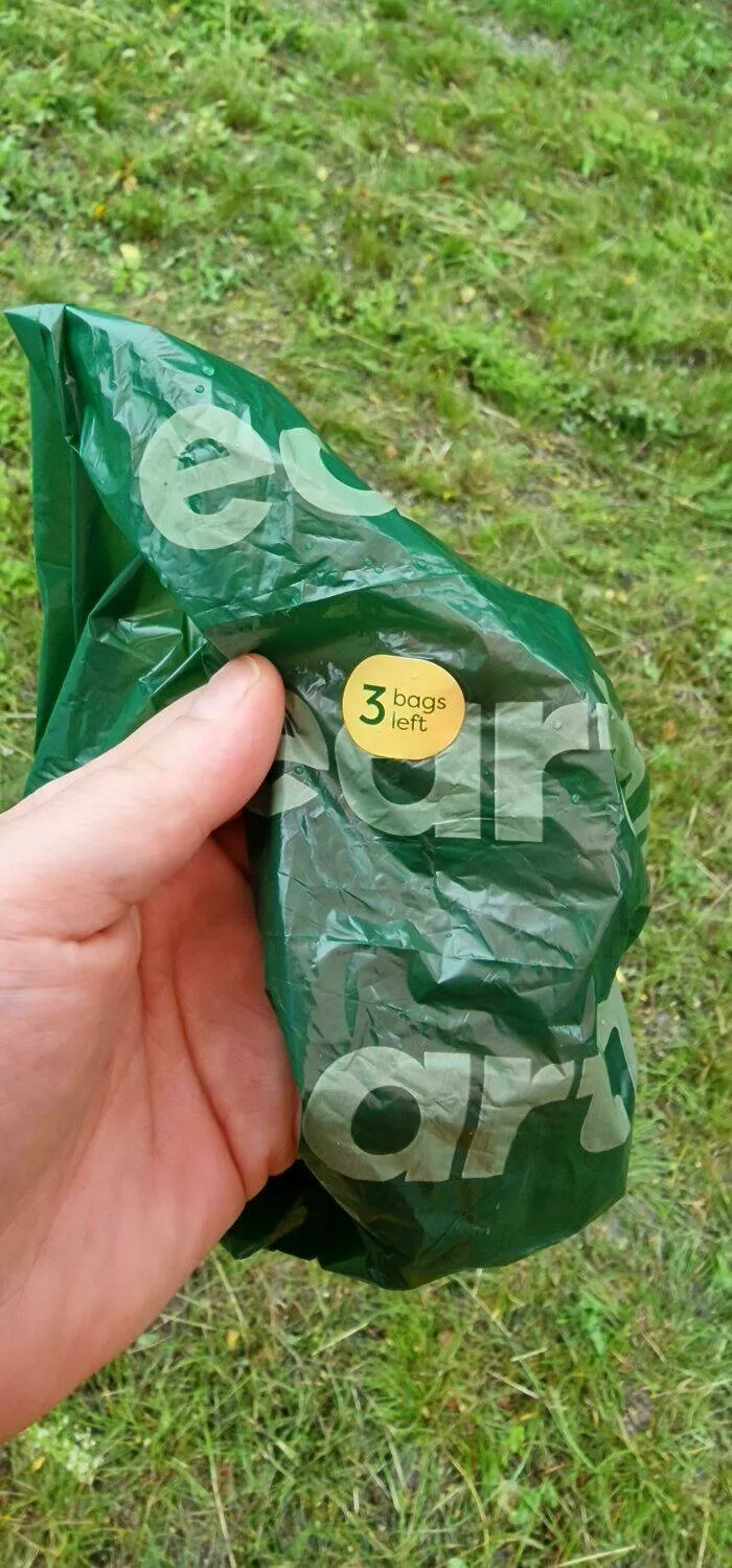 Moments de design parfait qui sont devenus viraux - #27 Sacs à crottes de chien avec indicateur - Ces sacs à crottes de chien vous indiquent quand il ne reste que trois sacs sur le rouleau.