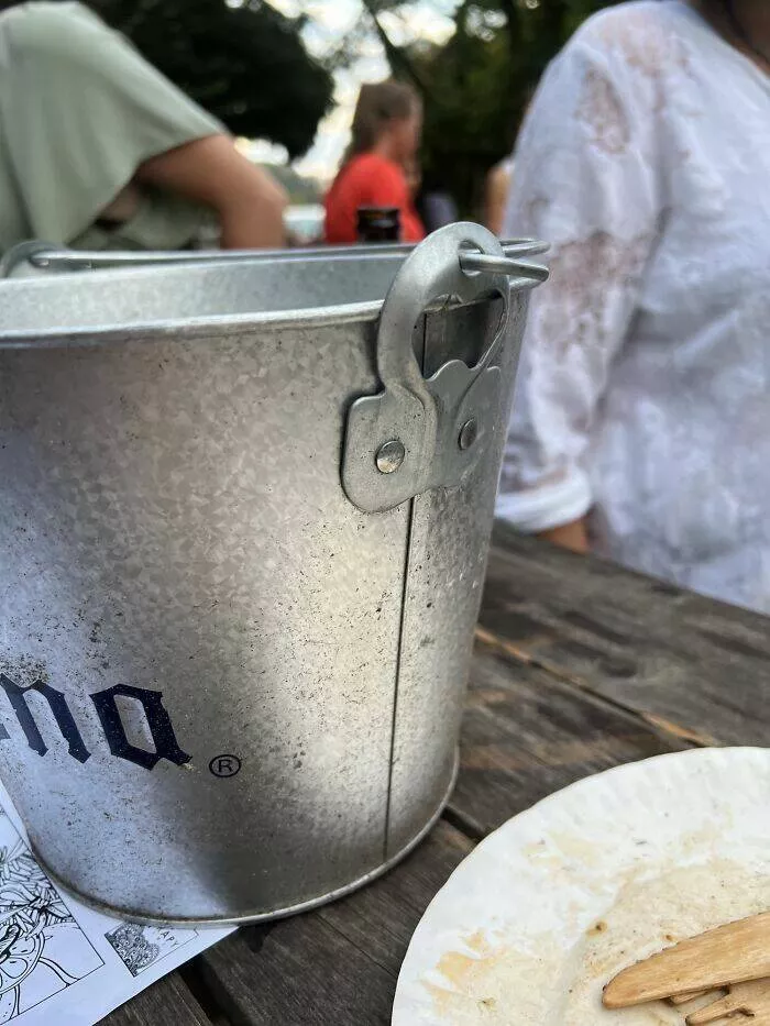Moments de design parfait qui sont devenus viraux - #31 Seau à bière avec décapsuleur sur le côté - Un seau à bière avec un décapsuleur intégré sur le côté.