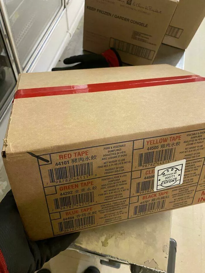 Flawless design moments that went viral - #32 Color-coded tape for box contents - The color of the tape indicates the contents of the box.