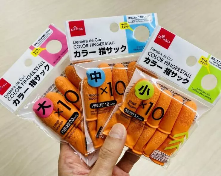 Flawless design moments that went viral - #37 Cutout in packaging to test size fitting - A cutout in the packaging allows you to test if the size fits your needs.