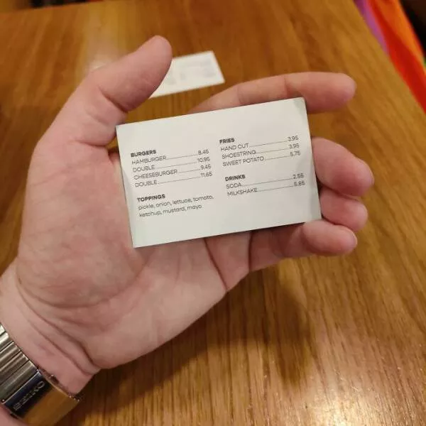 Moments de design parfait qui sont devenus viraux - #38 Menu court imprimé sur des cartes de visite dans un restaurant - Ce restaurant imprime ses menus très courts sur des cartes de visite.