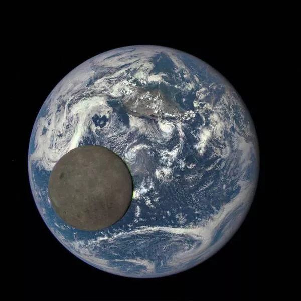 Images epoustouflantes de lespace qui vous couperont le souffle - #11 Voici une photo authentique de la Lune passant devant la Terre : Images epoustouflantes de lespace qui vous couperont le souffle - #11 Voici une photo authentique de la Lune passant devant la Terre :