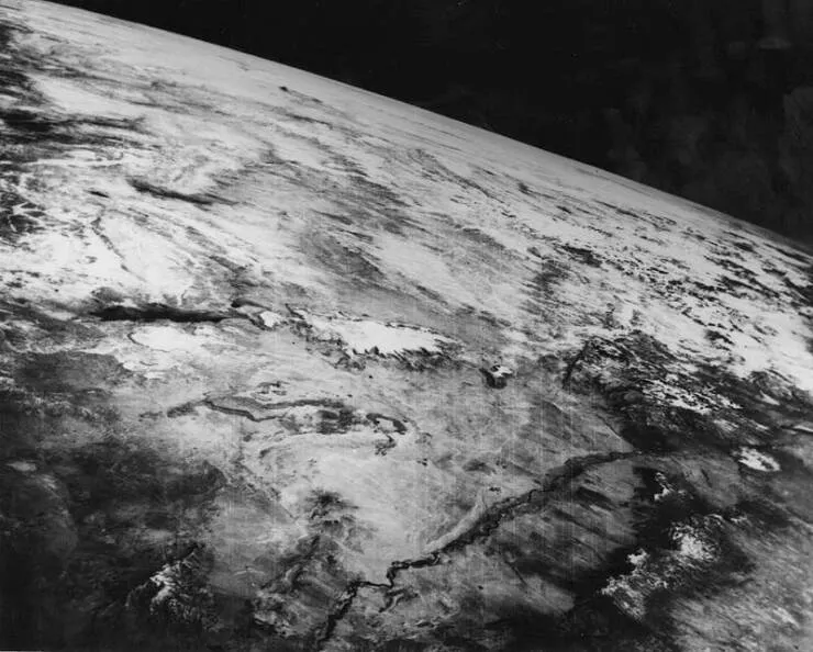 Images epoustouflantes de lespace qui vous couperont le souffle - #14 Cette photo, prise en 1946, est l'une des premières images de la Terre jamais capturées depuis l'espace : Images epoustouflantes de lespace qui vous couperont le souffle - #14 Cette photo, prise en 1946, est l'une des premières images de la Terre jamais capturées depuis l'espace :