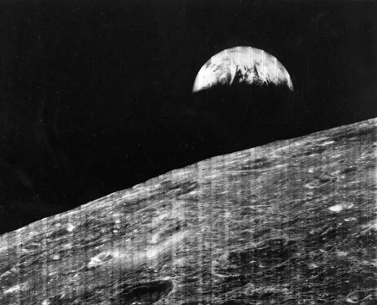 Images epoustouflantes de lespace qui vous couperont le souffle - #15 Et voici la première image de la Terre depuis la Lune, prise par le Lunar Orbiter 1 en 1966 : Images epoustouflantes de lespace qui vous couperont le souffle - #15 Et voici la première image de la Terre depuis la Lune, prise par le Lunar Orbiter 1 en 1966 :